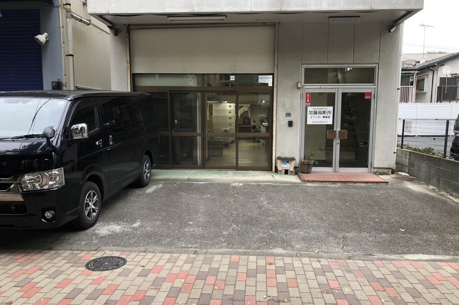 外観　搬入搬出もしやすい大通り沿い